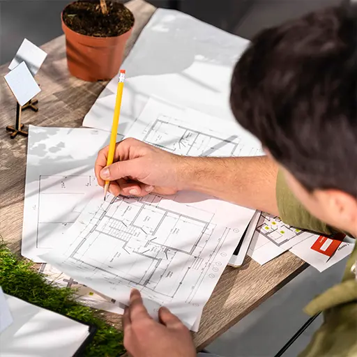 Profissional de arquitetura e interiores trabalhando em um projeto