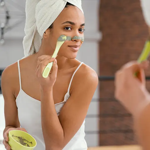 Profissional de beleza e bem-estar atendendo uma cliente