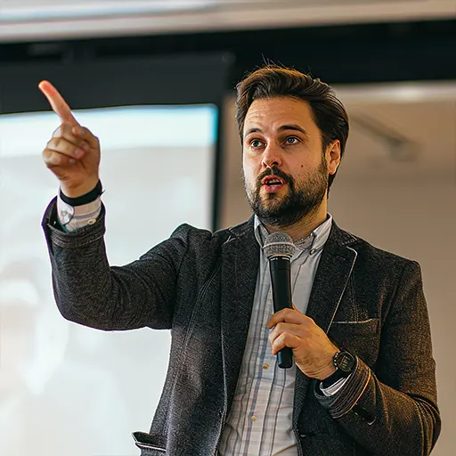 Profissional apresentando conteúdo como mentor, coach ou especialista